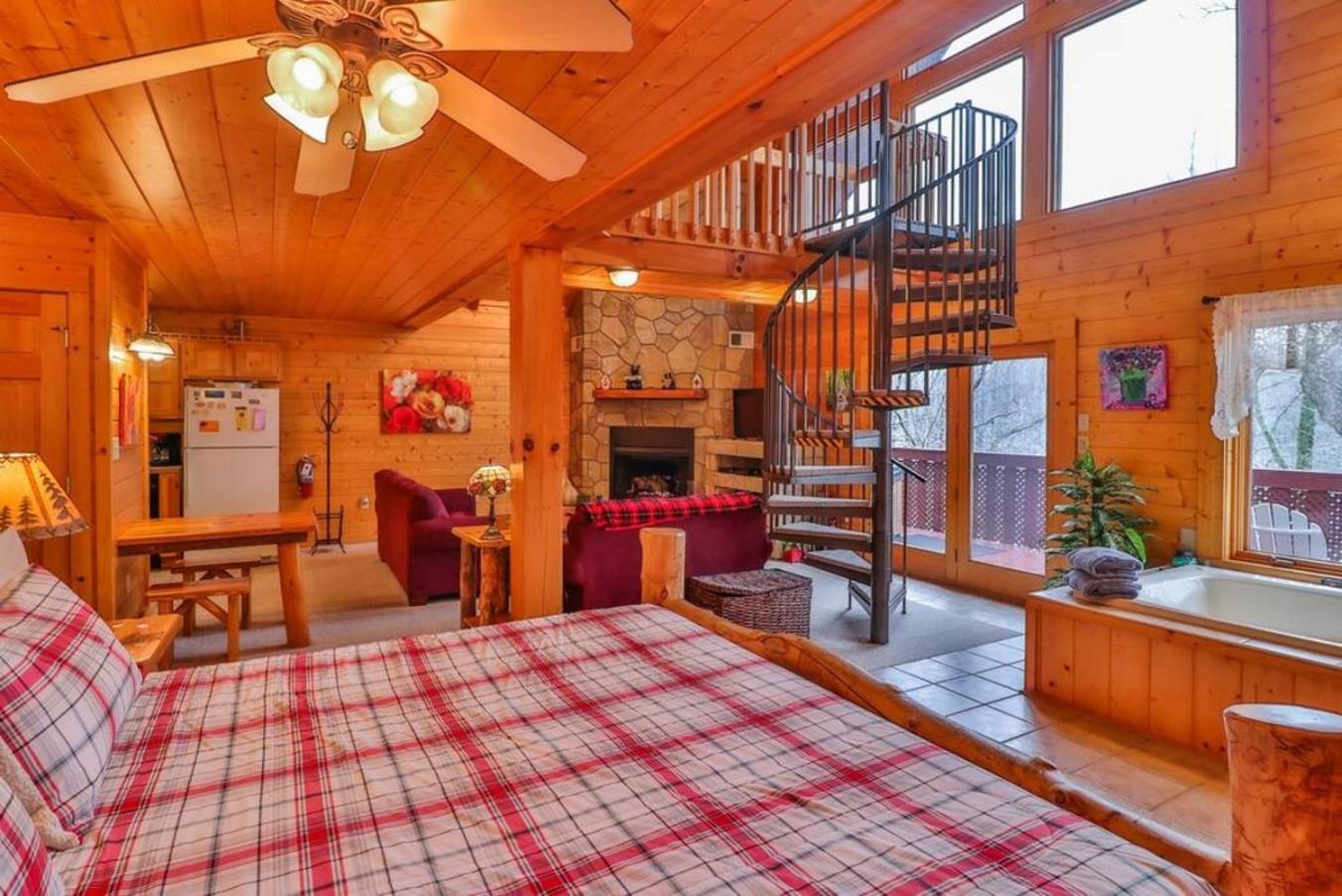 Romantic, Honeymoon Cabin In The Smokies! 개틀린버그 외부 사진